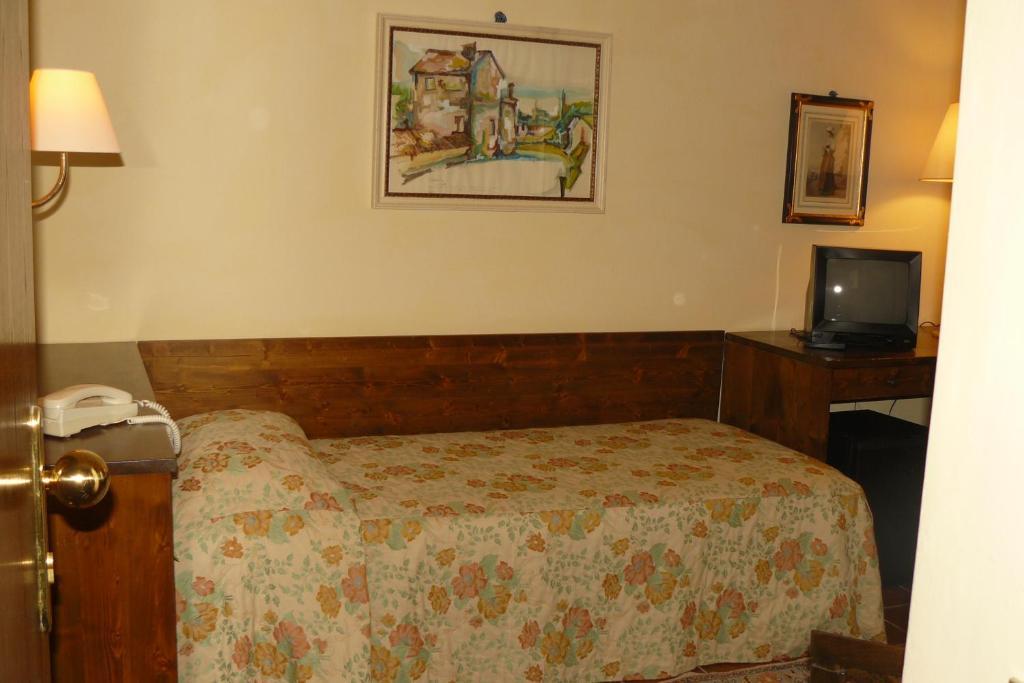 Hotel La Rocca Γκούμπιο Δωμάτιο φωτογραφία