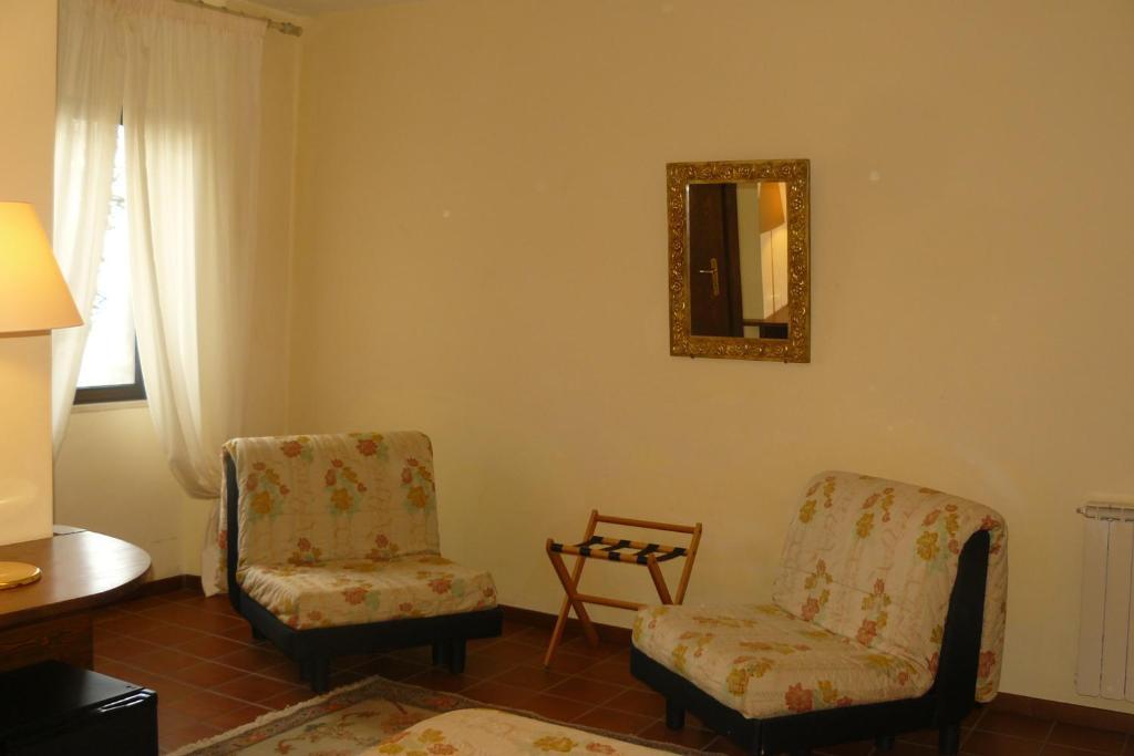 Hotel La Rocca Γκούμπιο Δωμάτιο φωτογραφία