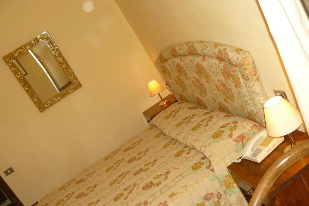 Hotel La Rocca Γκούμπιο Δωμάτιο φωτογραφία