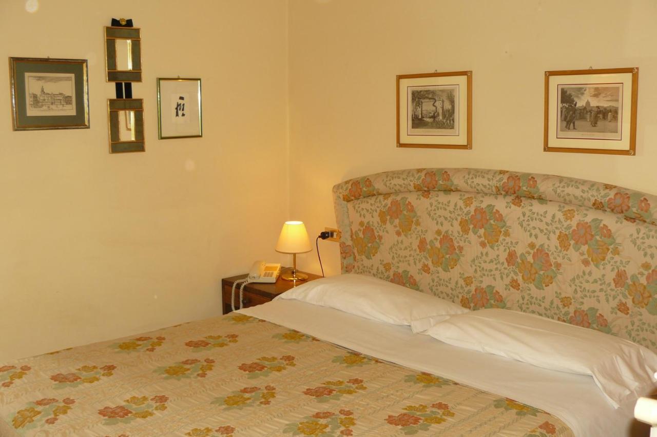 Hotel La Rocca Γκούμπιο Δωμάτιο φωτογραφία